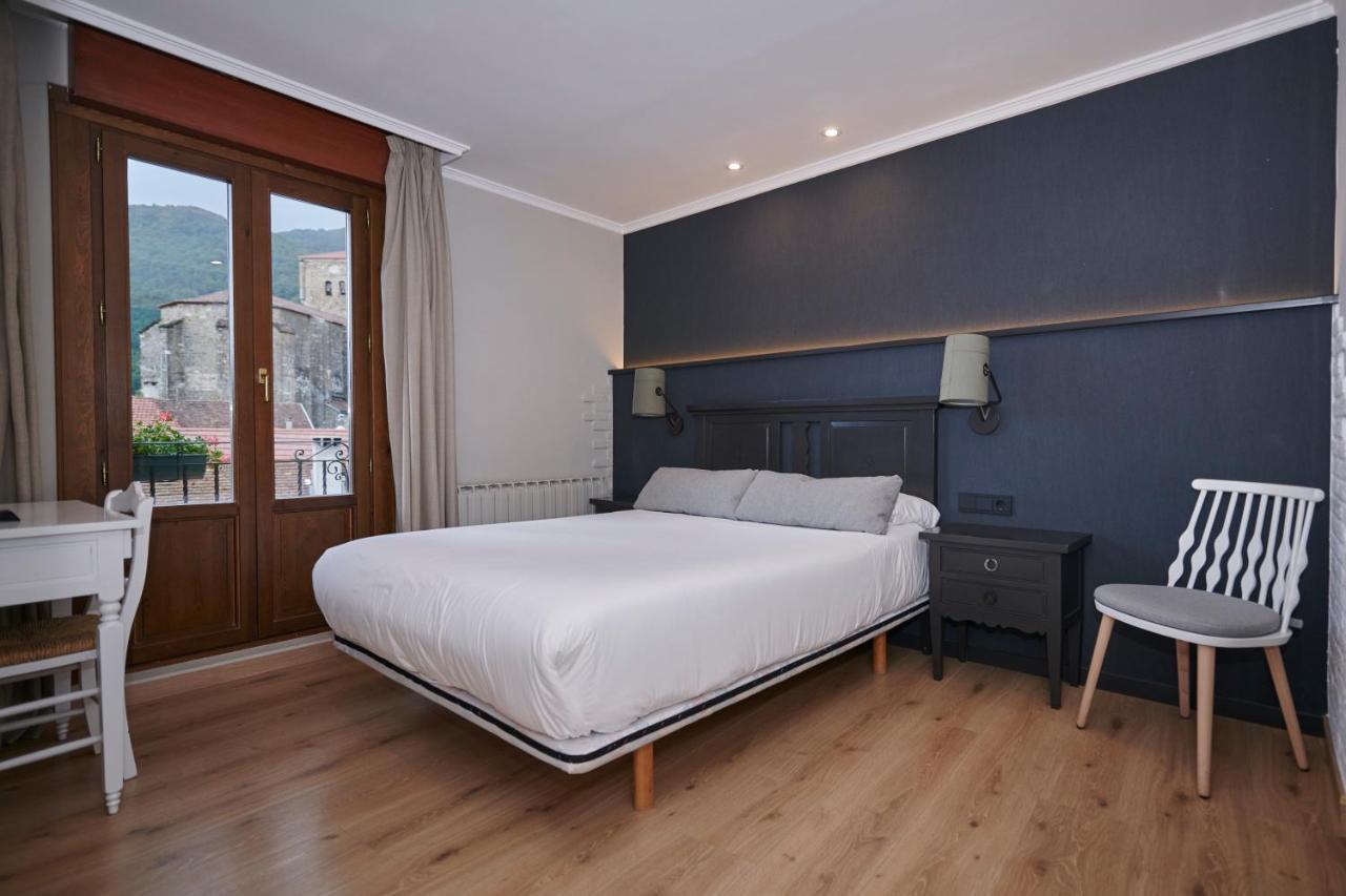 Hostal Lola Isaba Kültér fotó