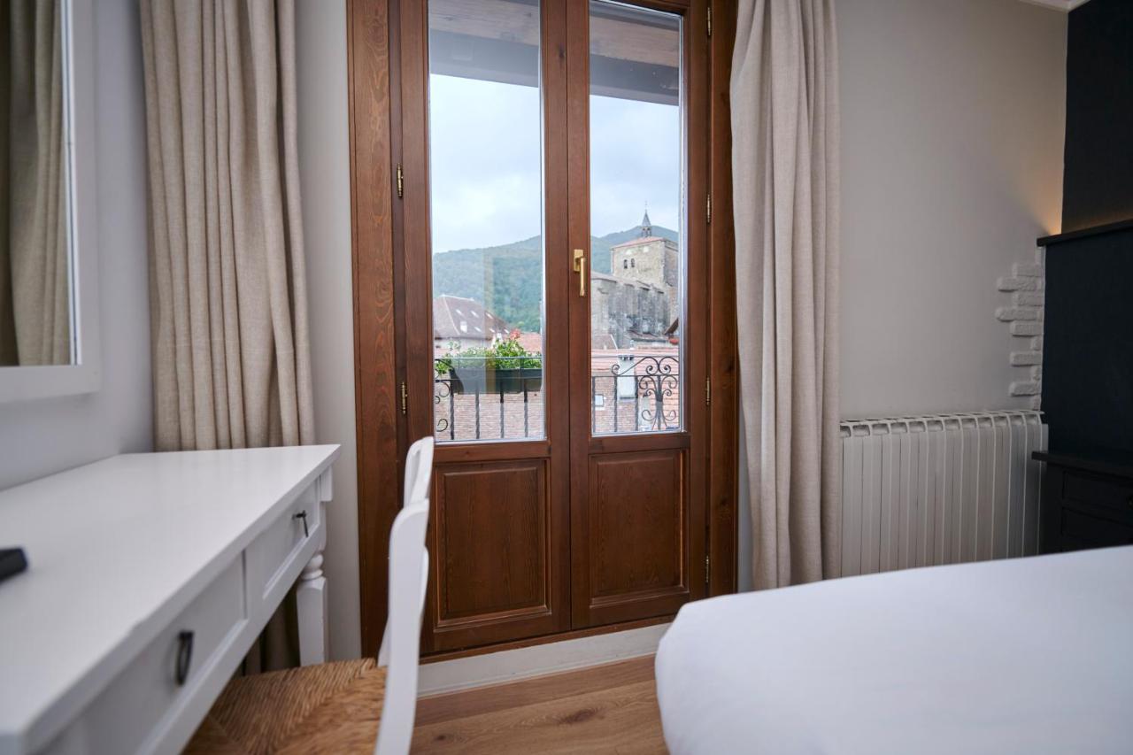 Hostal Lola Isaba Kültér fotó