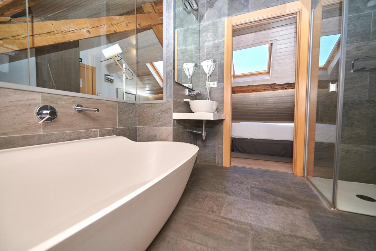 Hostal Lola Isaba Kültér fotó