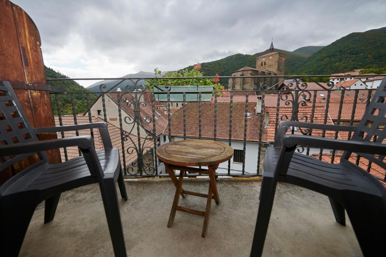 Hostal Lola Isaba Kültér fotó
