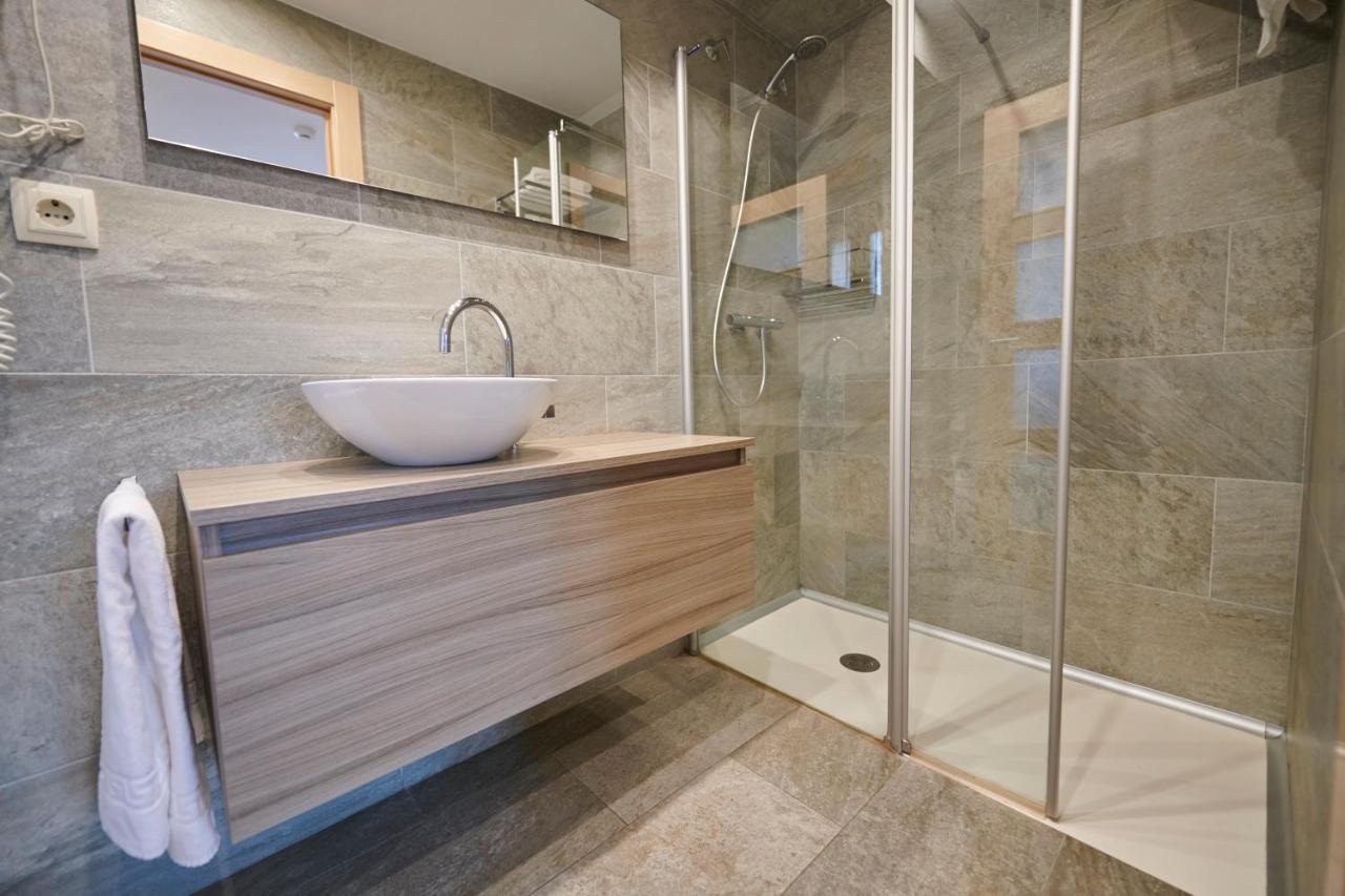 Hostal Lola Isaba Kültér fotó