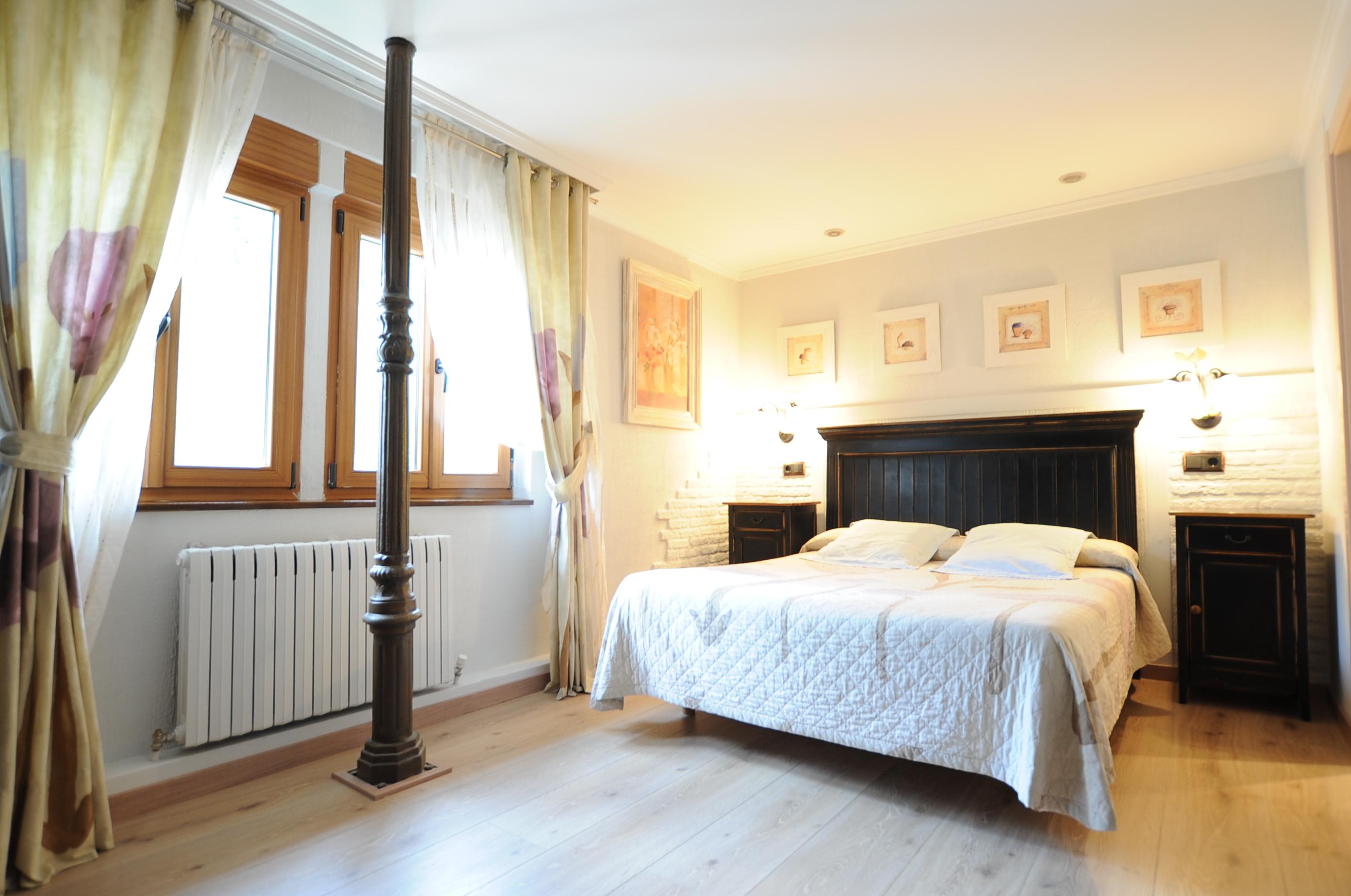 Hostal Lola Isaba Kültér fotó