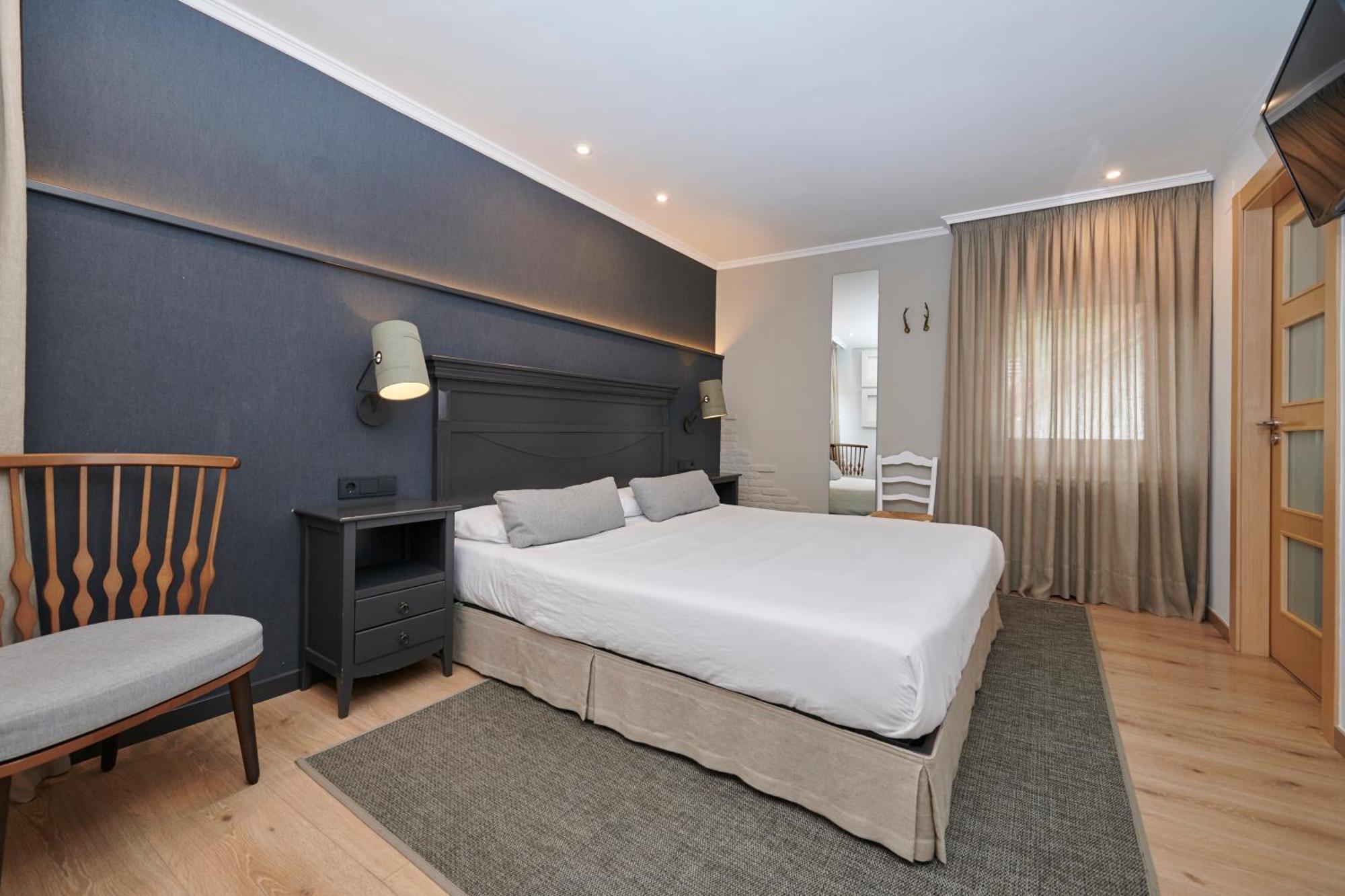 Hostal Lola Isaba Kültér fotó