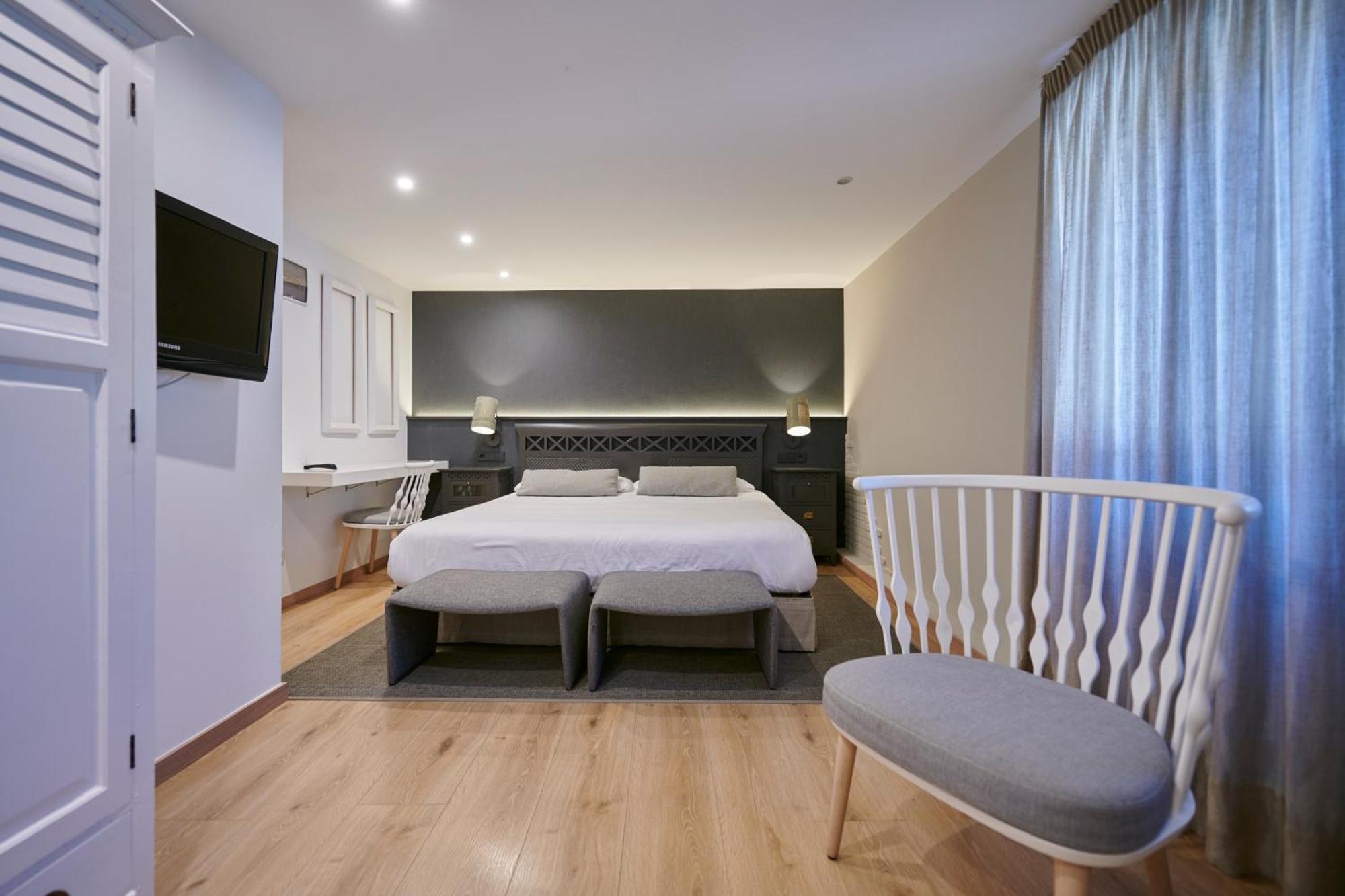 Hostal Lola Isaba Kültér fotó