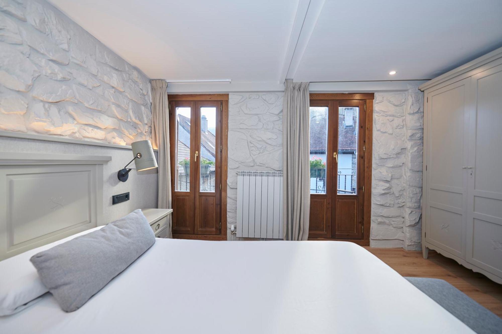 Hostal Lola Isaba Kültér fotó
