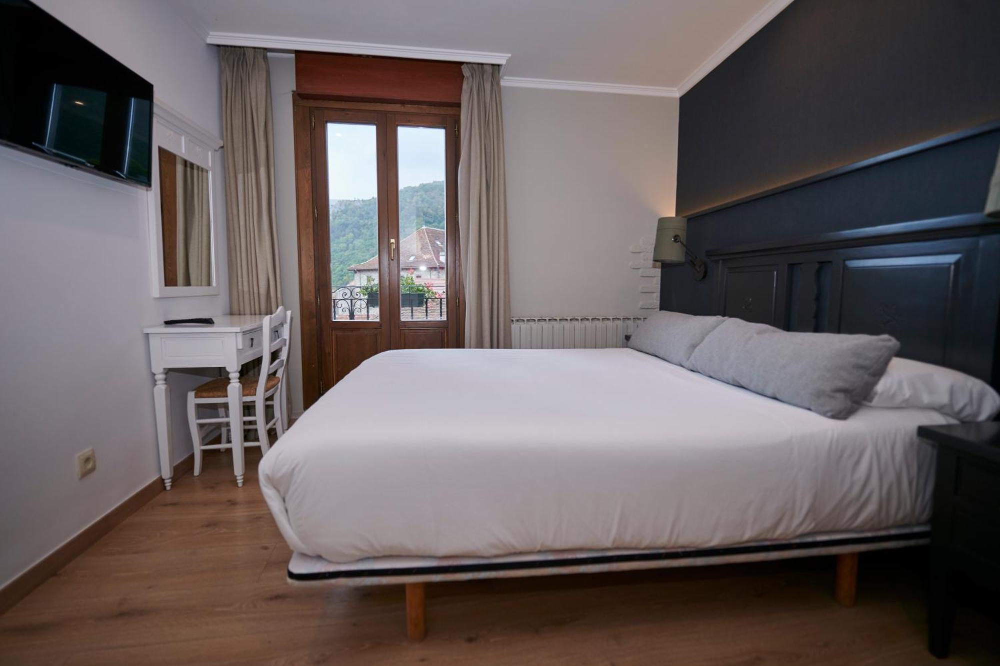 Hostal Lola Isaba Kültér fotó