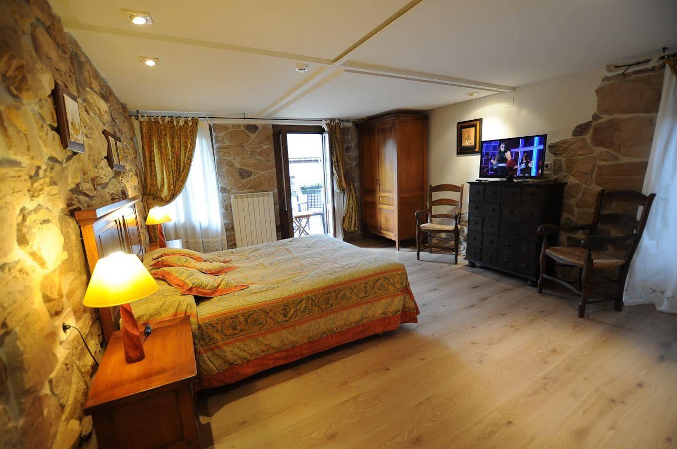 Hostal Lola Isaba Kültér fotó